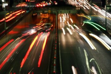 Verkehrsunfall: Kollision bei Spurwechsel im Reißverschlussverfahren